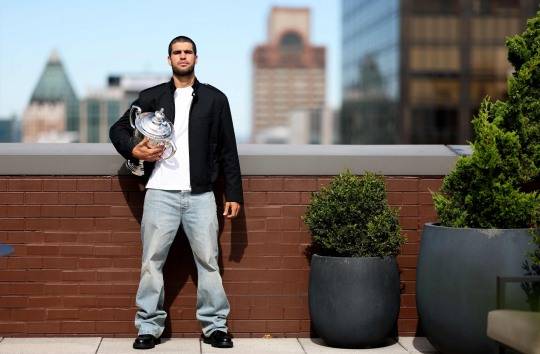 US오픈 우승컵을 든 알카라스. 사진[AFP=연합뉴스]