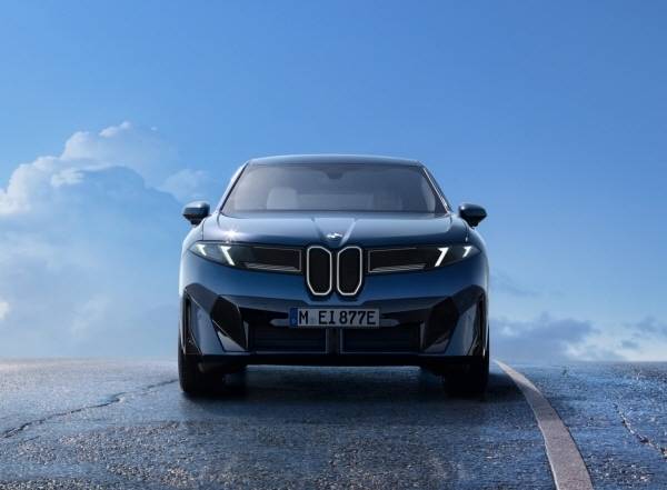 BMW, 첫 번째 양산형 노이어 클라쎄 ‘뉴 iX3’ 최초 공개 [사진 제공=BMW코리아]