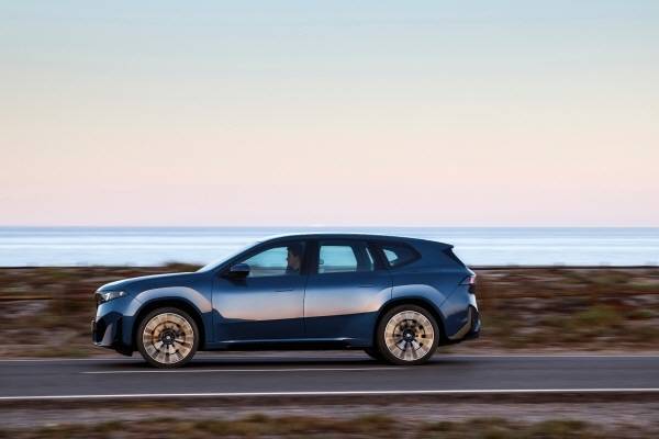BMW, 첫 번째 양산형 노이어 클라쎄 ‘뉴 iX3’ 최초 공개 [사진 제공=BMW코리아]