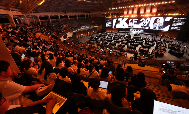 9일 서울 중구 장충아레나에서 열린 ‘2025 세계지식포럼(WKF)’에서 진행된 리처드 텡 바이낸스 최고경영자(CEO)와의 좌담 오픈세션 전경. 한주형 기자