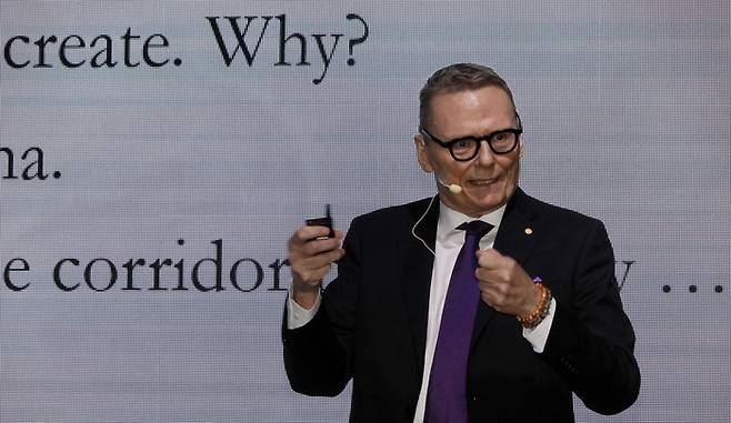 제임스 로빈슨 시카고대 교수가 9일 서울 장충아레나에서 열린 아시아 최대 지식 축제 제26회 세계지식포럼에서 ‘글로벌대전환기 속 국가의 흥망성쇠 세션’에서 강연하고 있다. [김호영 기자]