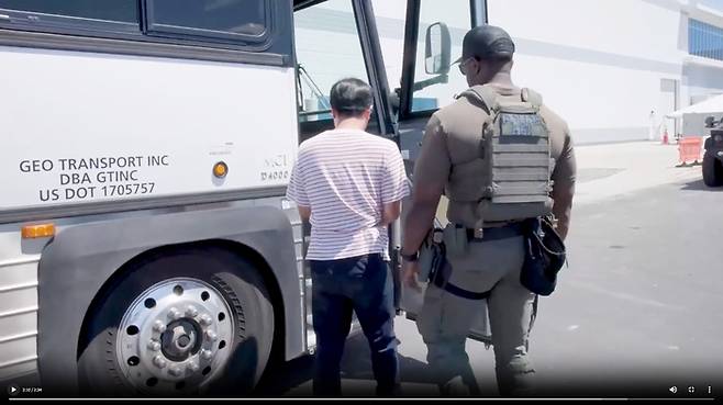 美 이민단속국, 조지아주 한국인 기습 단속·구금 현장 영상 공개 [사진 = ICE 홈페이지]
