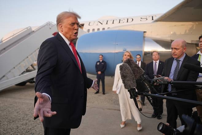 도널드 트럼프 미국 대통령이 7일(현지 시간) 메릴랜드주 앤드루스 합동기지에 도착한 뒤 기자들의 질문에 답하고 있다.[앤드루스 합동기지=AP/뉴시스]