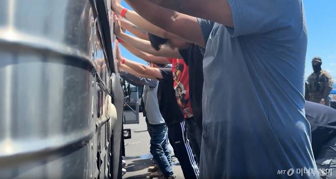 (서울=뉴스1) = 미국 이민세관단속국 ICE(U.S. Immigration and Customs Enforcement)가 조지아주 내 현대자동차그룹과 LG에너지솔루션 합작 배터리 공장 건설 현장의 한국인 직원 300여 명을 기습 단속·구금하는 영상을 공개했다. (ICE 홈페이지. 재판매 및 DB금지) 2025.9.6/뉴스1  Copyright (C) 뉴스1. All rights reserved. 무단 전재 및 재배포,  AI학습 이용 금지. /사진=(서울=뉴스1)