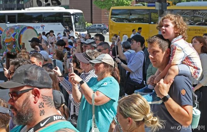(서울=뉴스1) 장수영 기자 = 2일 오후 서울 중구 덕수궁을 찾은 외국인 관광객들이 수문장 교대식을 관람하고 있다.   서울시에 따르면 지난 7월 한 달간 서울을 찾은 외국인 관광객은 지난해 같은 달(110만 명) 대비 23.1% 증가한 136만 명을 기록하며 역대 최대를 기록했다.   올해 1월부터 7월까지 서울을 방문한 외국인 관광객은 총 828만명으로, 지난해 같은 기간보다 15.9% 증가하며 같은기간 기준 최고 기록을 세웠다. 2025.9.2/뉴스1  Copyright (C) 뉴스1. All rights reserved. 무단 전재 및 재배포,  AI학습 이용 금지. /사진=(서울=뉴스1) 장수영 기자