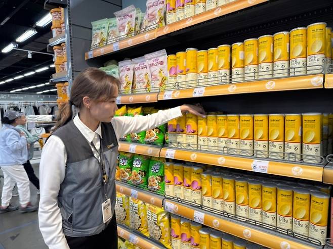 2일 몽골 울란바토르 시내에 위치한 이마트 3호점 점포에 한국산 PB(자체브랜드) 상품이 진열대를 가득 채우고 있다. /사진(몽골)=김민우 기자