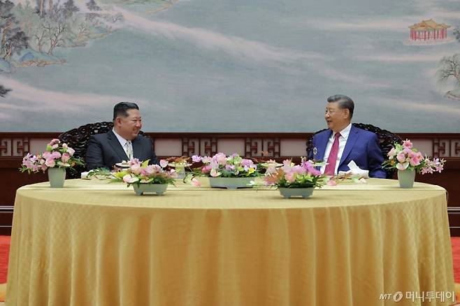 (평양 노동신문=뉴스1) = 북한 노동당 기관지 노동신문은 김정은 당 총비서가 지난 4일 베이징 인민대회당에서 시진핑 국가주석과 회담을 진행했다고 5일 보도했다.   [국내에서만 사용가능. 재배포 금지. DB 금지. For Use Only in the Republic of Korea. Redistribution Prohibited]  rodongphoto@news1.kr  Copyright (C) 뉴스1. All rights reserved. 무단 전재 및 재배포,  AI학습 이용 금지.