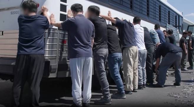 미국 이민 단속 당국이 홈페이지를 통해 지난 4일(현지시간) 조지아주 현대차그룹-LG에너지솔루션의 합작 배터리 공장 건설현장에서 벌인 불법체류·고용 단속 현장 영상을 홈페이지를 통해 공개했다. /사진=뉴시스(ICE 홈페이지 영상 캡쳐).