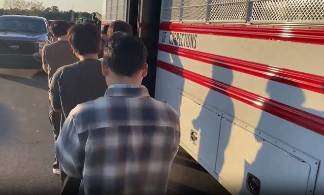 [서울=뉴시스] = 미국 이민 단속 당국이 홈페이지를 통해 지난 4일(현지시간) 조지아주 현대차그룹-LG에너지솔루션의 합작 배터리 공장 건설현장에서 벌인 불법체류·고용 단속 현장 영상을 홈페이지를 통해 공개했다. (사진= ICE 홈페이지 영상 캡쳐) 2025.09.06