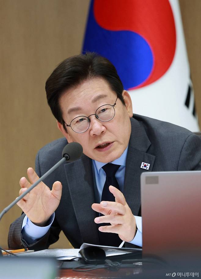 [서울=뉴시스] 고범준 기자 = 이재명 대통령이 9일 서울 용산 대통령실 청사에서 열린 제41회 국무회의에서 민생경제 회복·안정 대책 토론 발언을 하고 있다. 2025.09.09. bjko@newsis.com /사진=고범준