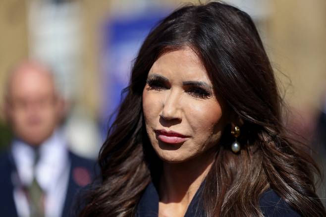 크리스티 놈 미국 국토안보부 장관이 8일(현지시간) 영국 런던에서 열린 '파이브 아이즈' 안보 동맹 정상회의에 참석해 미국 조지아주에서 체포·구금된 한국인 근로자들에 대해 말하고 있다. /런던 로이터=뉴스1