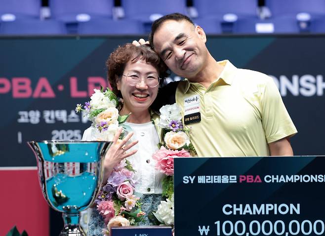 이승진이 PBA 첫 우승의 기쁨을 사랑하는 아내와 함께 나눴다. 사진은 지난 8일 경기 고양킨텍스 PBA스타디움에서 열린 2025-26시즌 4차 투어 SY베리테옴므 PBA-LPBA 챔피언십 PBA 결승전에서 우승을 차지한 이승진(오른쪽)이 아내와 기쁨을 나누는 모습. /사진=프로당구협회(PBA) 제공