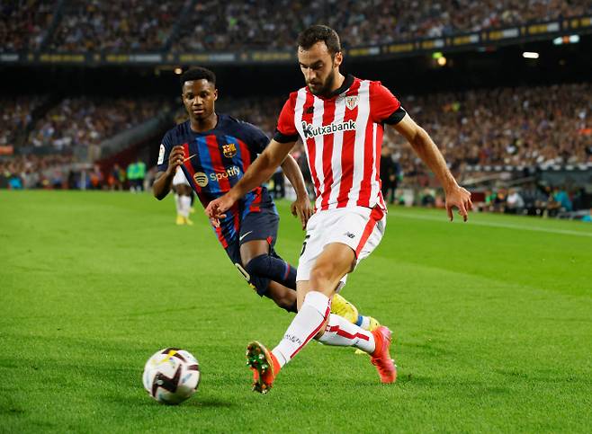 고환암을 극복하고 그라운드로 돌아온 예라이 알라베스가 탈모약 때문에 10개월 출전 정지 징계를 받았다. 사진은 아틀레틱 빌바오에서 활약 중인 알라베스(오른쪽)의 모습. /사진=로이터