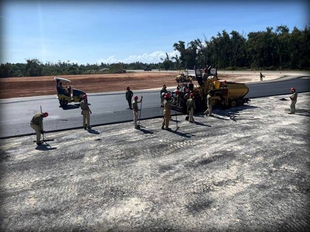 지난 2월 미 공군 소속 공병대 병사들이 티니언 기지 활주로에 아스팔트 포장 공사를 하고 있다. 미 공군 제공