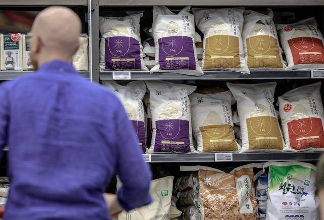 지난 5일 서울 시내 한 대형마트를 찾은 시민들이 쌀 제품을 살펴보고 있다.  뉴시스