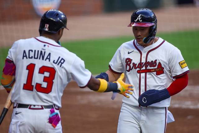 애틀랜타 브레이브스의  김하성이 9일 오전(한국시각) 미국 조지아주 애틀랜타의 트루이스트파크에서 열린 시카고 컵스와의 MLB 홈경기에서 1회 초 득점을 올린 뒤 팀 동료 로날드 아쿠냐 주니어와 하이파이브를 나누고 있다.  이매진이미지스 연합뉴스