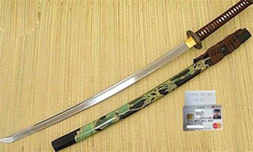 일본도와 학생증을 합성한 사진. 연합뉴스(독자 제공)