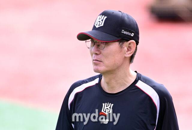 2025년 9월 4일 오후 경기도 수원KT위즈파크에서 열린 '2025 신한 SOL뱅크 KBO 리그' LG 트윈스와 KT 위즈의 경기. KT 이강철 감독이 선수들의 훈련을 지켜보고 있다./마이데일리