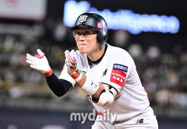 2025년 9월 4일 오후 경기도 수원KT위즈파크에서 열린 '2025 신한 SOL뱅크 KBO 리그' LG 트윈스와 KT 위즈의 경기. KT 허경민이 5회말 2사 1.2루서 1타점 적시타를 친 뒤 기뻐하고 있다./마이데일리