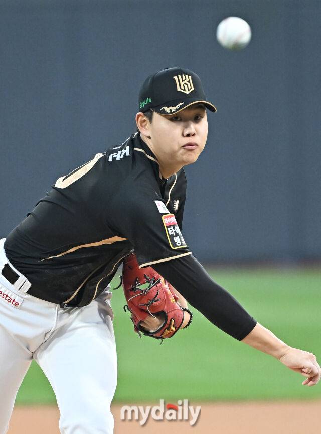 9일 오후 경기도 수원시 조원동 수원KT위즈파크에서 열린 '2025 프로야구 KBO리그' KT위즈와 두산베어스의 경기. KT 선발투수 소형준이 역투하고 있다./수원=송일섭 기자