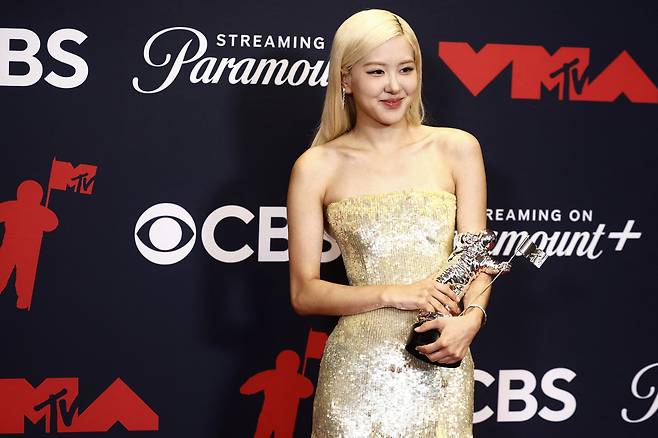 로제가 ‘2025 MTV 비디오 뮤직 어워즈(이하 MTV VMA)’에서 브루노 마스와 함께 부른 ‘아파트(APT.)’로 ‘올해의 노래’를 수상했다. [로이터/연합]