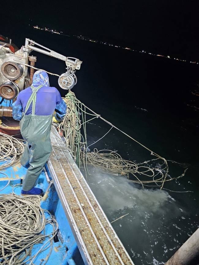 남해안 어민들이 낙지 통발을 걷어 올리고 있다. [어민 제공]