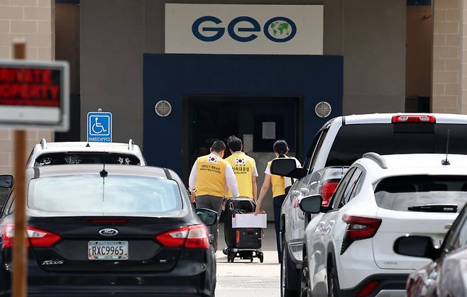 외교부 신속대응팀, 총영사관 관계자들이 8일(현지시간) 미국 당국의 이민단속으로 체포된 현대차-LG엔솔 배터리공장 건설 현장 직원들이 수감돼  있는 조지아주 포크스턴의 이민세관단속국(ICE) 구금시설로 향하고 있다. [연합]