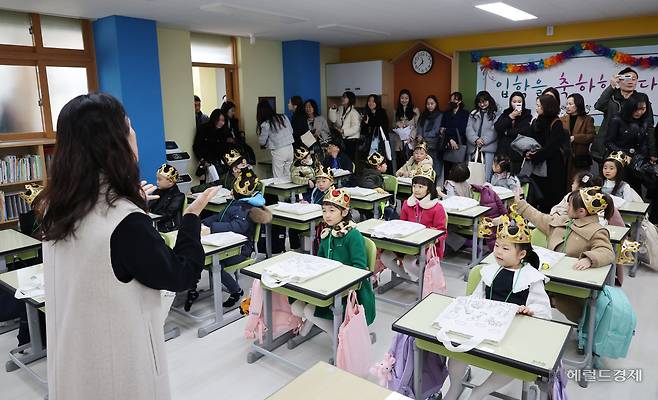 대한민국 초임 교사 연봉이 3524만원으로 경제협력개발기구(OECD) 국가 평균보다 낮다는 결과가 나왔다. 사진은 서울 영등포구 문래초등학교에서 1학년 신입생과 학부모들이 담임 선생님과 인사하고 있는 모습. 임세준 기자