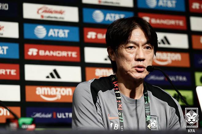 [서울=뉴시스] 홍명보 축구대표팀 감독이 9일(한국 시간) 미국 테네시주 내슈빌 지오디스파크에서 열린 멕시코와의 친선경기 공식 기자회견에서 취재진 질문에 답하고 있다. (사진=대한축구협회 제공) 2025.09.09. photo@newsis.com *재판매 및 DB 금지