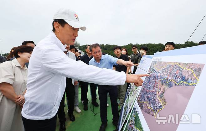 [서울=뉴시스] 황준선 기자 = 오세훈 서울시장이 9일 오전 서울 노원구 백사마을 재개발사업 현장을 방문해 관계자에게 설명을 듣고 있다. 2025.09.09. hwang@newsis.com