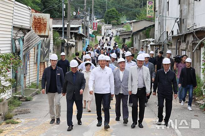 [서울=뉴시스] 황준선 기자 = 오세훈 서울시장이 9일 오전 서울 노원구 백사마을 재개발사업 현장을 방문해 현장을 둘러보고 있다. 2025.09.09. hwang@newsis.com