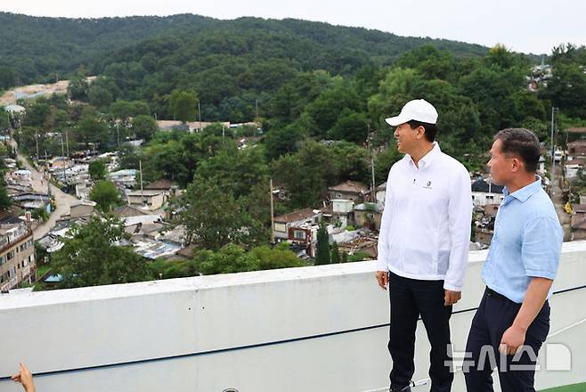 [서울=뉴시스] 황준선 기자 = 오세훈 서울시장이 9일 오전 서울 노원구 백사마을 재개발사업 현장을 방문해 관계자에게 설명을 듣고 있다. 2025.09.09. hwang@newsis.com