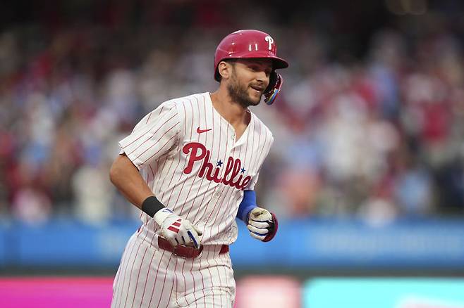 [필라델피아=AP/뉴시스]메이저리그(MLB) 필라델피아 필리스의 간판타자 트레이 터너가 18일(현지 시간) 미 펜실베이니아주 필라델피아의 시티즌스뱅크 파크에서 벌어진 2025 MLB 시애틀 매리너스와의 경기에서 1번 타자 유격수로 선발 출전해 2회말 스리런 홈런을 작렬한 뒤 베이스를 돌고 있다. 2025.09.09.