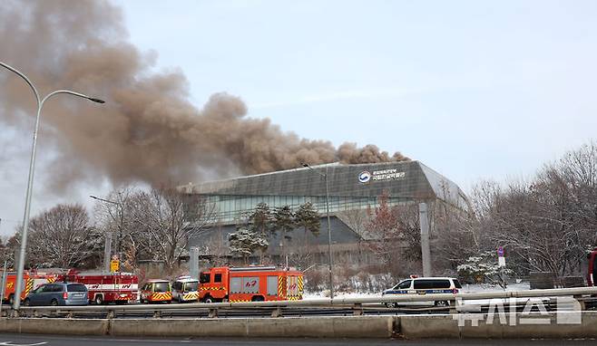 [서울=뉴시스] 김선웅 기자 = 1일 오전 서울 용산구 국립한글박물관 옥상에서 화재가 발생해 연기가 피어오르고 있다. 2025.02.01. mangusta@newsis.com