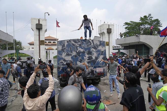 [카트만두=AP/뉴시스] 8일(현지 시간) 네팔 카트만두 의사당 건물 밖에서 시위대가 경찰 장갑차를 에워싸고 있다. 시위대는 정부의 소셜미디어 금지에 항의하며 의회 진입을 시도했으며 이 과정에서 경찰의 총격을 받아 최소 10명이 숨지고 수십 명이 부상했다. 2025.09.09.