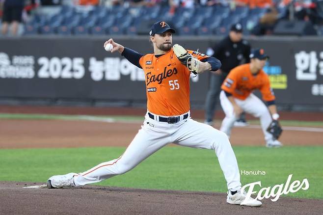[서울=뉴시스] 프로야구 한화 이글스 라이언 와이스가 30일 대전 한화생명볼파크에서 열린 2025 신한 쏠뱅크 KBO리그 삼성 라이온즈와의 경기에 선발 등판해 공을 던지고 있다. (사진=한화 이글스 제공) 2025.08.30. *재판매 및 DB 금지
