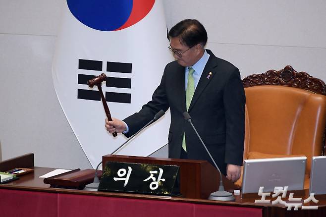 윤석열 전 대통령이 비상계엄을 선포했던 지난해 12월 4일 서울 여의도 국회 본회의에서 우원식 국회의장이 의사봉을 두드리고 있다. 이날 본회의에서 비상계엄 해제 요구 결의안이 재석190인, 찬성190인으로 가결됐다. 윤창원 기자