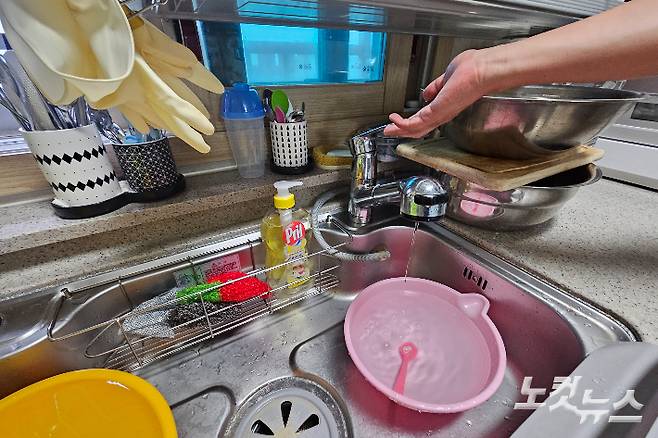 9일 오전 찾은 강릉 홍제동의 한 아파트 내 주민 정모씨가 물을 틀고 있다. 구본호 기자