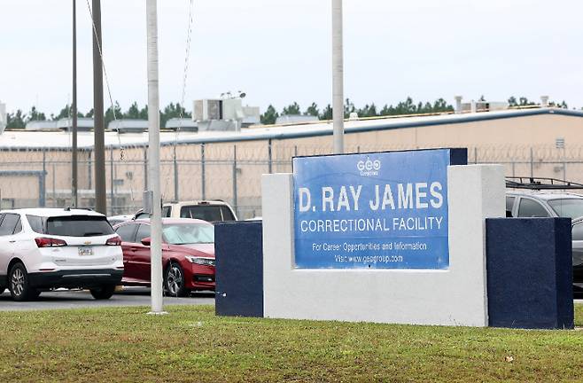 8일(현지시간) 미국 당국의 이민단속으로 체포된 현대차-LG엔솔 배터리공장 건설 현장 직원들이 수감돼 있는 있는 조지아주 포크스턴의 이민세관단속국(ICE) 구금시설 모습. 연합뉴스