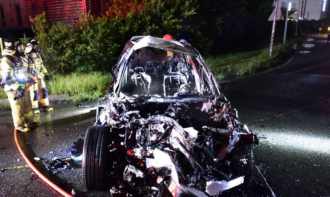 음주 운전자를 직접 단속한다며 따라오는 유튜버에 도망치다 화물차와 추돌해 화재가 발생한 승용차. 광주 광산소방서 제공