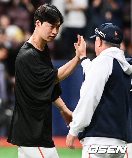 [OSEN=조은정 기자] 한화 엄상백이 김경문 감독과 승리 하이파이브를 하고 있다. 2025.05.09 /cej@osen.co.kr