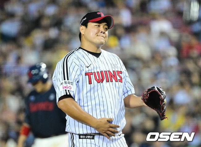 [OSEN=잠실, 최규한 기자] 21일 서울 잠실야구장에서 ‘2025 신한 SOL Bank KBO리그’ LG 트윈스와 롯데 자이언츠의 경기가 열렸다.홈팀 LG는 요니 치리노스, 방문팀 롯데는 이민석을 선발로 내세웠다.7회초 1사 1, 3루 상황 롯데 노진혁에게 볼넷을 내준 LG 투수 장현식이 아쉬워하고 있다. 2025.08.21 / dreamer@osen.co.kr