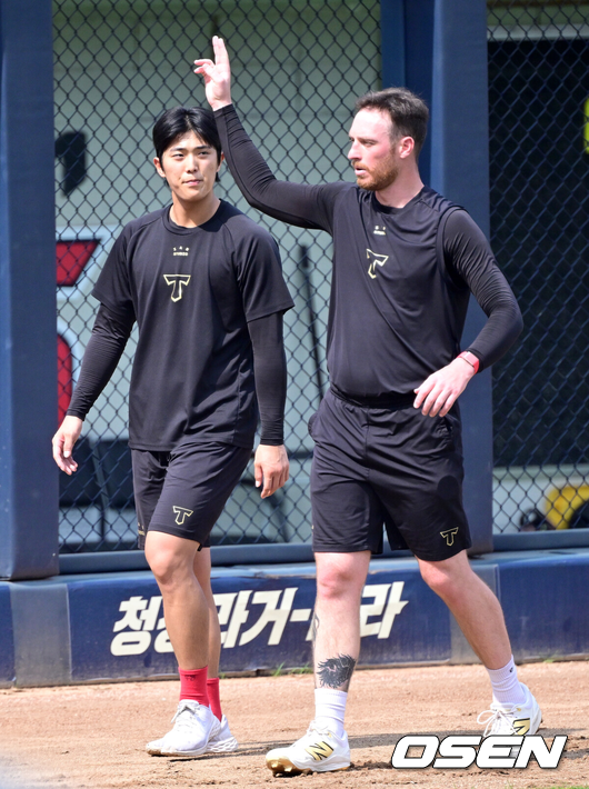 올러가 이의리에게 투구를 조언하고 있다./OSEN DB
