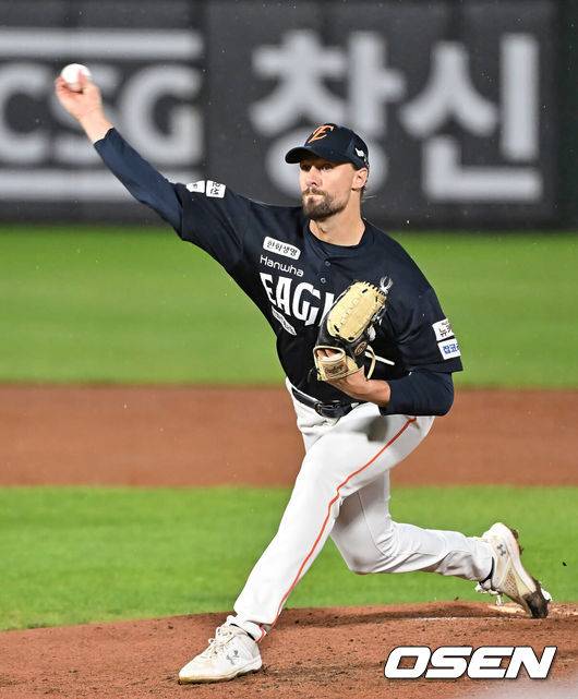 [OSEN=부산, 이석우 기자] 9일 부산 사직야구장에서 2025 신한 SOL 뱅크 KBO 리그 롯데 자이언츠와 한화 이글스의 경기가 열렸다. 홈팀 롯데는 박세웅이, 방문팀 한화는 와이스가 선발 출전했다.한화 이글스 선발 투수 와이스가 역투하고 있다. 2025.09.09 / foto0307@osen.co.kr