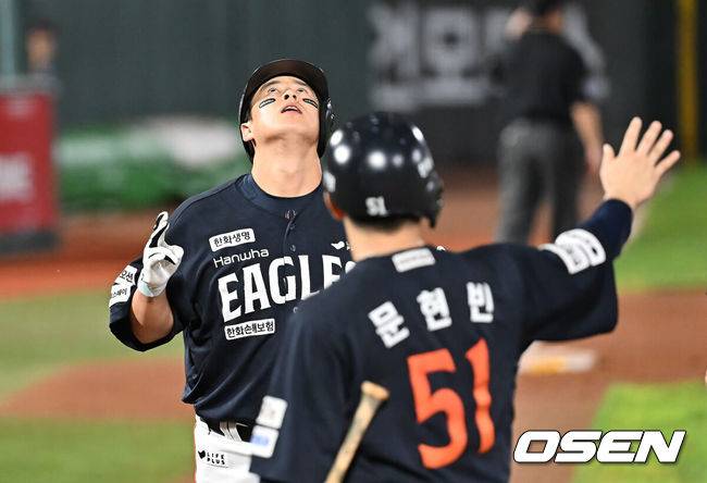[OSEN=부산, 이석우 기자] 9일 부산 사직야구장에서 2025 신한 SOL 뱅크 KBO 리그 롯데 자이언츠와 한화 이글스의 경기가 열렸다. 홈팀 롯데는 박세웅이, 방문팀 한화는 와이스가 선발 출전했다.한화 이글스 노시환이 6회초 1사 1루 좌월 2점 홈런을 치고 세리머니를 하고 있다. 2025.09.09 / foto0307@osen.co.kr