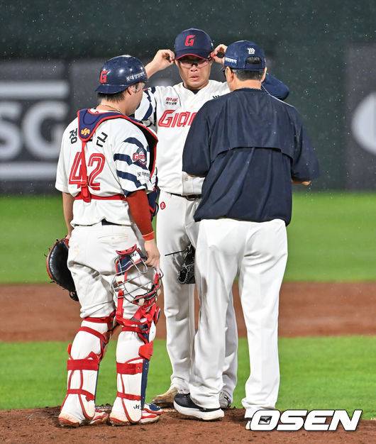 [OSEN=부산, 이석우 기자] 9일 부산 사직야구장에서 2025 신한 SOL 뱅크 KBO 리그 롯데 자이언츠와 한화 이글스의 경기가 열렸다. 홈팀 롯데는 박세웅이, 방문팀 한화는 와이스가 선발 출전했다.롯데 자이언츠 선발 투수 박세웅이 3회초 1사 1,3루 한화 이글스 채은성에게 2타점 2루타를 맞고 마운드에 오른 김상진 코치와 얘기하고 있다. 2025.09.09 / foto0307@osen.co.kr