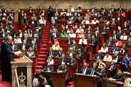 8일(현지시간)&nbsp;프랑스 하원 본회의장에서 하원의원들이 프랑수아 바이루 내각 불신임안&nbsp;표결을 앞두고 바이루 총리의 최종 입장을 경청하고&nbsp;있다.&nbsp;AFP연합뉴스