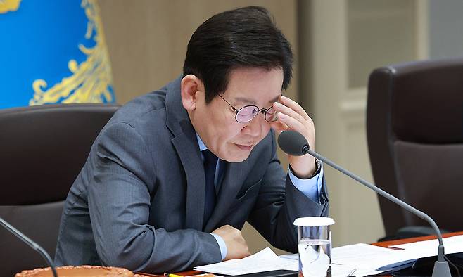이재명 대통령이 9일 서울 용산 대통령실에서 열린 국무회의에서 자료를 살펴보고 있다. 연합뉴스