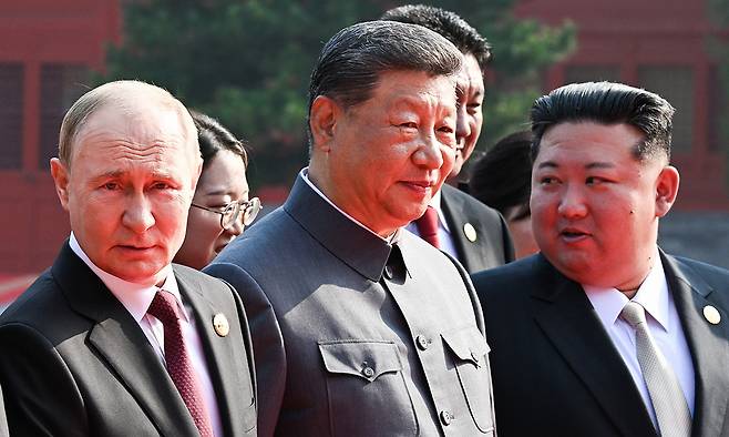 시진핑(가운데) 중국 국가주석이 블라디미르 푸틴(왼쪽) 러시아 대통령, 김정은 북한 국무위원장과 함께 지난 3일(현지시간) '중국 인민 항일 전쟁 및 세계 반파시스트 전쟁 승리(전승절)' 80주년 기념 열병식이 열리는 베이징 톈안먼 광장으로 걸어가고 있다. 타스연합뉴스