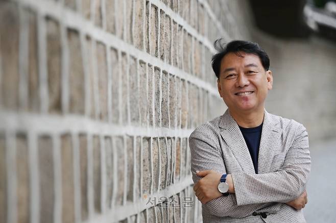 이광재 전 국회 사무총장은 지난달 27일 인터뷰에서 “한국은 혁신경제에 필요한 원천 기술이 거의 없는 만큼 세계적 기업에 대한 인수합병(M&A)에 보다 적극적으로 뛰어들어 기회를 얻어야 한다”면서 “다국적 기업의 아시아본부 등을 서울에 유치해야 한다”고 조언했다. 또 그는 이재명 대통령의 임기가 도널드 트럼프 미국 대통령과 상당히 겹치는 만큼 남북 평화 조성에도 크게 기여할 기회가 올 것이라고 전망했다. 홍윤기 기자